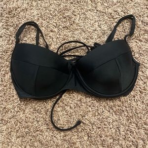 Women’s black bikini top. Padded,the back ties, and the straps adjustable.
